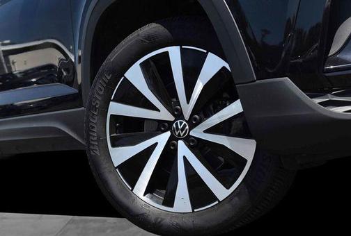 Deep Black Pearl Effect 2023 Volkswagen Taos 1.5T SE