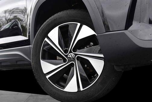 Deep Black Pearl Effect 2025 Volkswagen Taos 1.5T SE