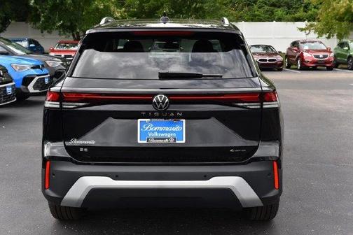Deep Black Pearl 2026 Volkswagen Tiguan 2.0T SE