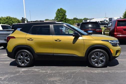 Green / Black 2024 Kia Seltos S