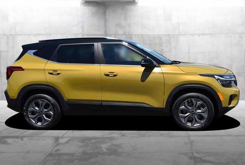 Green / Black 2024 Kia Seltos S