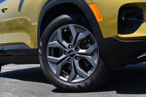 Green / Black 2024 Kia Seltos S