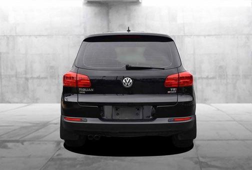 Deep Black Pearl Effect 2017 Volkswagen Tiguan Limited 2.0T