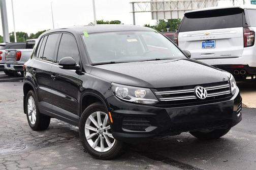 Deep Black Pearl Effect 2017 Volkswagen Tiguan Limited 2.0T