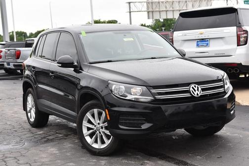 Deep Black Pearl Effect 2017 Volkswagen Tiguan Limited 2.0T