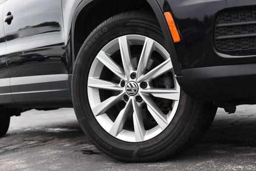 Deep Black Pearl Effect 2017 Volkswagen Tiguan Limited 2.0T