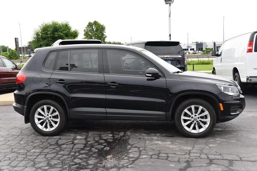 Deep Black Pearl Effect 2017 Volkswagen Tiguan Limited 2.0T