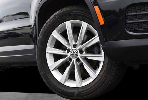 Deep Black Pearl Effect 2017 Volkswagen Tiguan Limited 2.0T