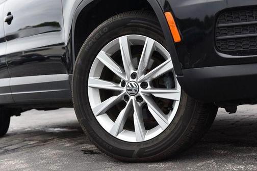 Deep Black Pearl Effect 2017 Volkswagen Tiguan Limited 2.0T