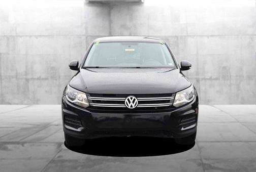 Deep Black Pearl Effect 2017 Volkswagen Tiguan Limited 2.0T
