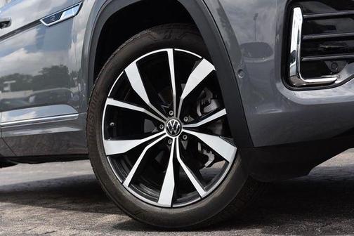 Pure Gray 2025 Volkswagen Atlas 2.0T SEL Premium R-Line