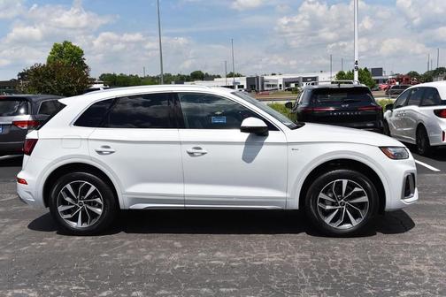 Glacier White Metallic 2023 Audi Q5 45 S line Premium Plus