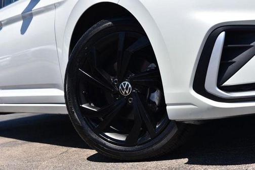 Opal White Pearl Effect 2025 Volkswagen Jetta 1.5T SE