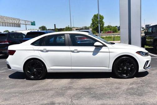 Opal White Pearl Effect 2025 Volkswagen Jetta 1.5T SE
