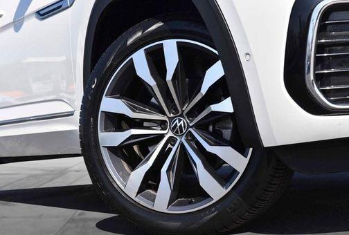 Opal White Pearl Effect 2023 Volkswagen Atlas Cross Sport 3.6L V6 SEL Premium R-Line