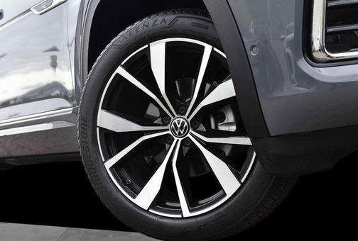 Pure Gray 2025 Volkswagen Atlas 2.0T SEL Premium R-Line