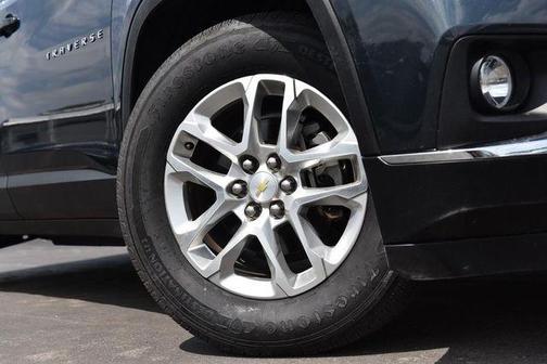 Graphite Metallic 2018 Chevrolet Traverse LT Cloth
