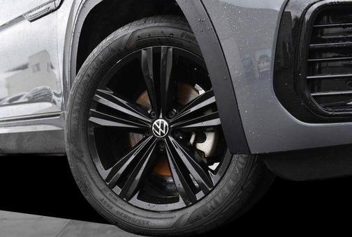 Pure Gray 2023 Volkswagen Atlas Cross Sport 3.6L V6 SEL 4MOTION
