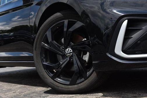 Deep Black Pearl Effect 2025 Volkswagen Jetta 1.5T SE