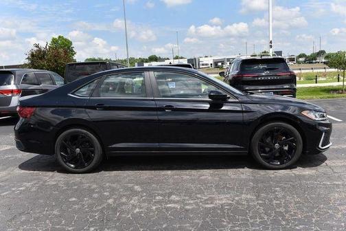 Deep Black Pearl Effect 2025 Volkswagen Jetta 1.5T SE
