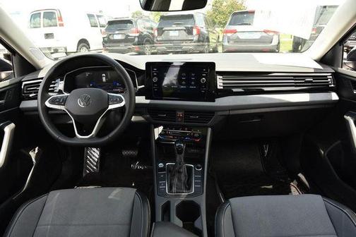 Deep Black Pearl Effect 2025 Volkswagen Jetta 1.5T SE