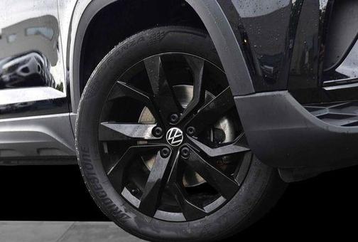 Deep Black Pearl Effect 2023 Volkswagen Taos 1.5T SE