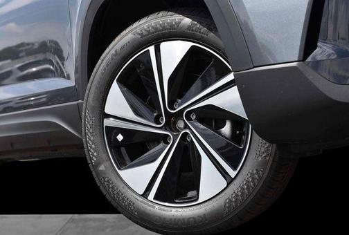 Platinum Gray Metallic 2026 Volkswagen Taos 1.5T SE