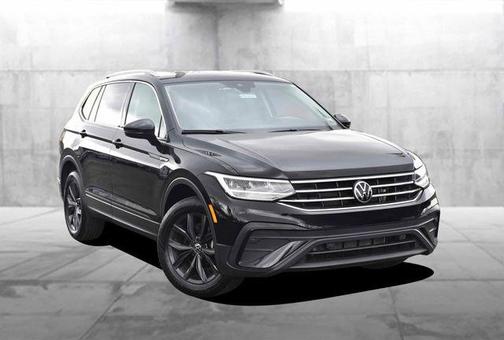 Deep Black Pearl Effect 2024 Volkswagen Tiguan 2.0T SE