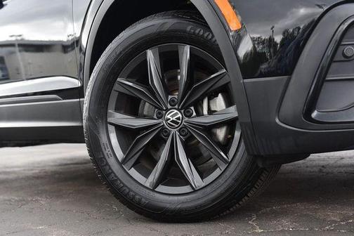 Deep Black Pearl Effect 2024 Volkswagen Tiguan 2.0T SE