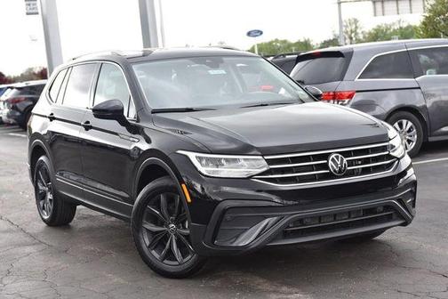 Deep Black Pearl Effect 2024 Volkswagen Tiguan 2.0T SE
