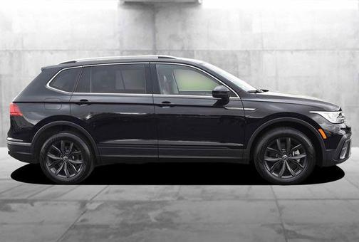 Deep Black Pearl Effect 2024 Volkswagen Tiguan 2.0T SE