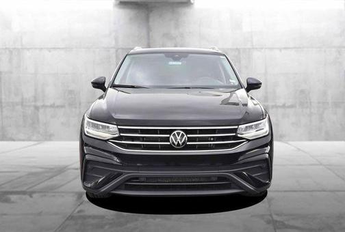 Deep Black Pearl Effect 2024 Volkswagen Tiguan 2.0T SE