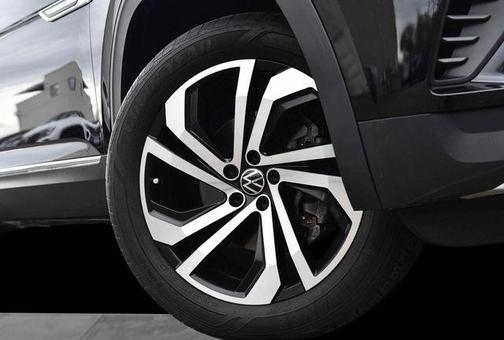 Deep Black Pearl Effect 2023 Volkswagen Atlas Cross Sport 2.0T SEL