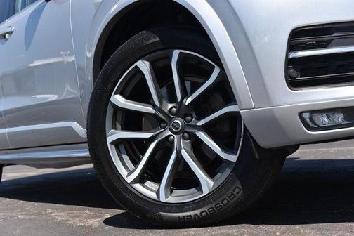 Bright Silver Metallic 2019 Volvo XC90 T6 Momentum