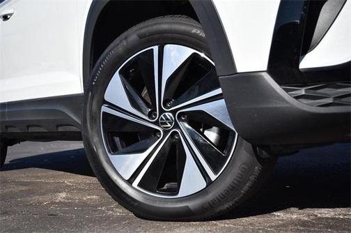 2024 Volkswagen Taos SE 4MOTION