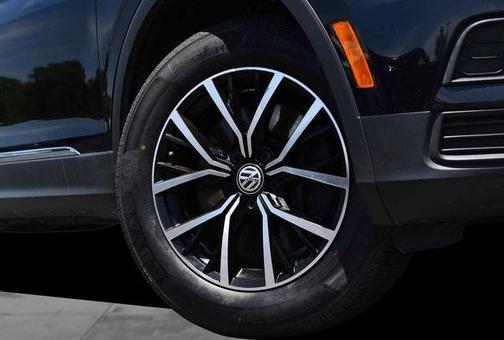 Deep Black Pearl Effect 2021 Volkswagen Tiguan 2.0T SE