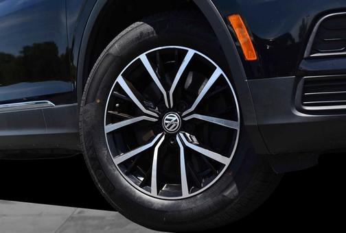 Deep Black Pearl Effect 2021 Volkswagen Tiguan 2.0T SE