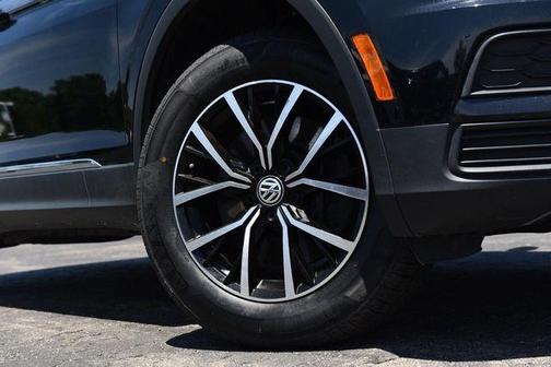 Deep Black Pearl Effect 2021 Volkswagen Tiguan 2.0T SE