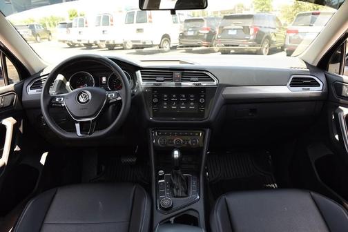 Deep Black Pearl Effect 2021 Volkswagen Tiguan 2.0T SE