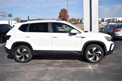 2024 Volkswagen Taos SE 4MOTION