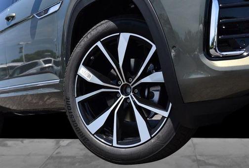Green 2026 Volkswagen Atlas 2.0T SEL Premium R-Line