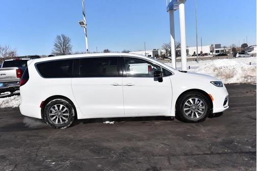 2024 Chrysler Pacifica Hybrid Select