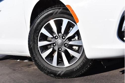 2024 Chrysler Pacifica Hybrid Select