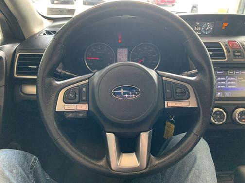 Ice Silver Metallic 2018 Subaru Forester 2.5i