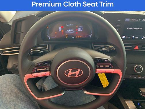 2025 Hyundai ELANTRA SE