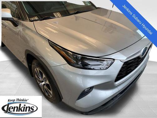 Celestial Silver Metallic 2023 Toyota Highlander Hybrid XLE