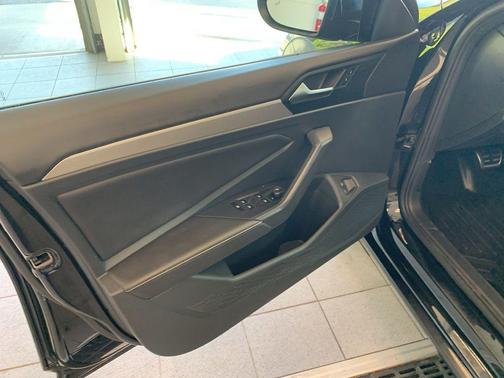 Deep Black Pearl 2024 Volkswagen Jetta 1.5T Sport