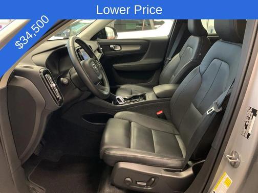 2025 Volvo XC40 B5 Plus Dark Theme