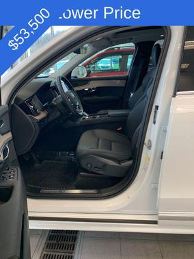 Crystal White Pearl 2025 Volvo XC90 B6 Plus 7-Seater