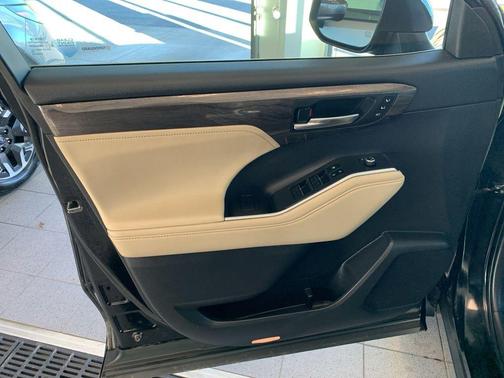 Midnight Black Metallic 2023 Toyota Highlander Hybrid Limited